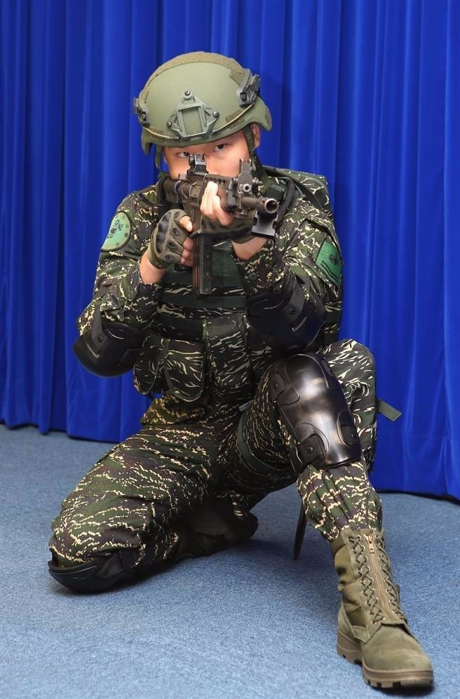 台军士兵换新虎斑数码迷彩服号称伪装效能提升3成