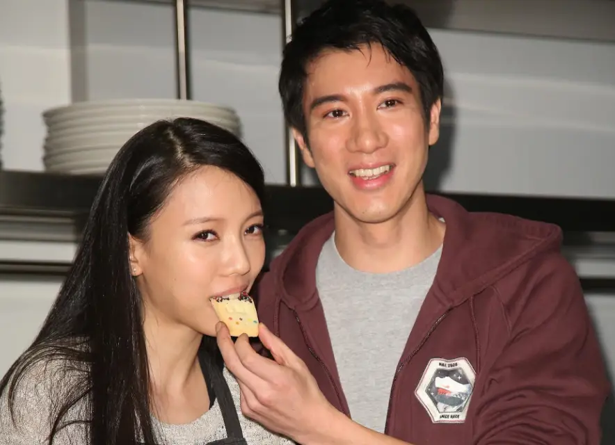 王力宏演唱会崩溃抱怨被污蔑,当众下跪伏地,陈建州夫妇高调力挺_李静