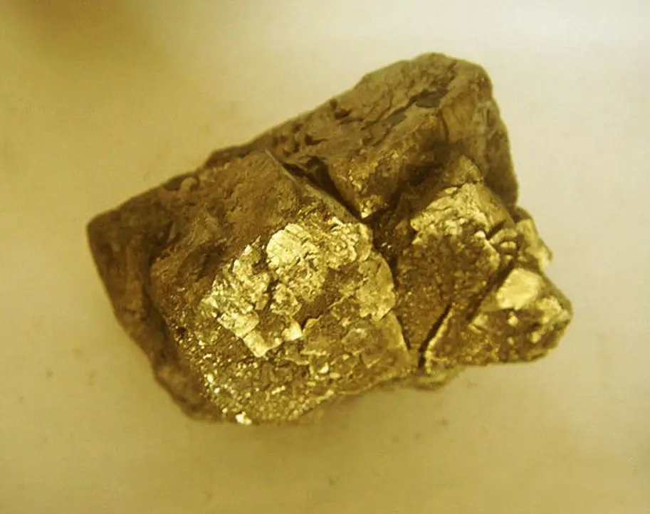 雌黄即三硫化二砷,又称"黄金石",剧毒,有黄金般的光泽.