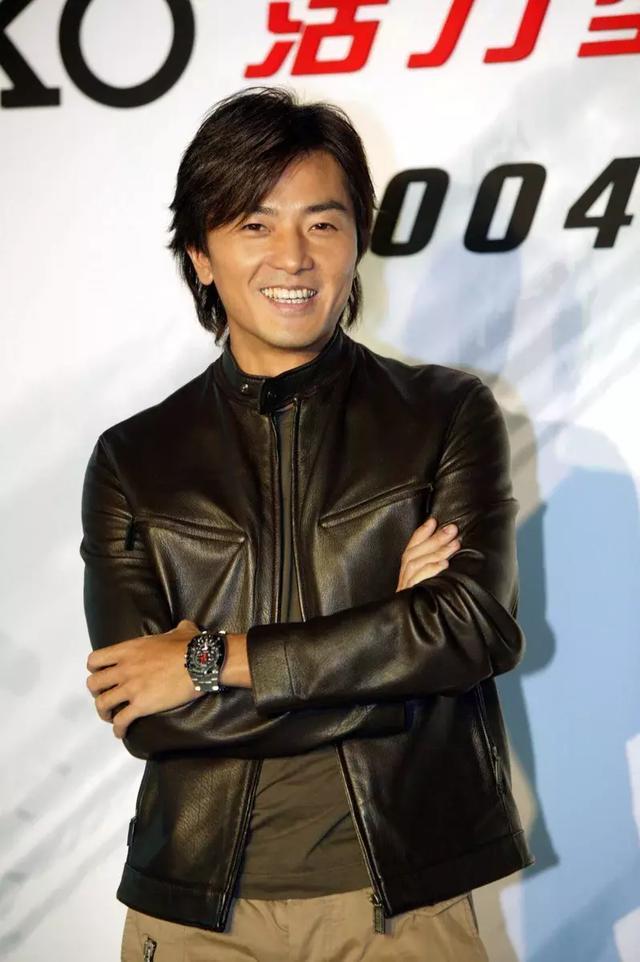 郑伊健罕见合体嫩妻 满脸法令纹近况曝光