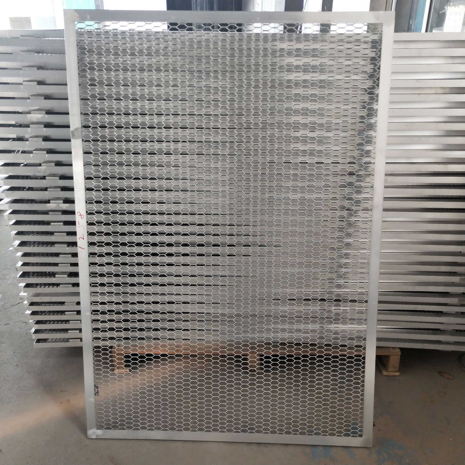 钢板网菱形网格铁网金属拉伸网扩张网吊顶装饰铁丝网车间隔离网