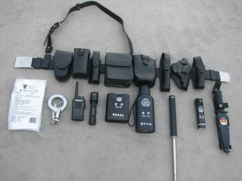 小编答:根据佩带规范佩带在多功能腰带上的公安单警装备,以腰带扣为准