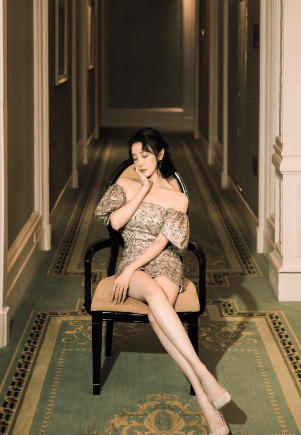 陈小纭的"蝴蝶坐"火了,双腿间无一丝缝隙,体重过百模仿不来_look_白色