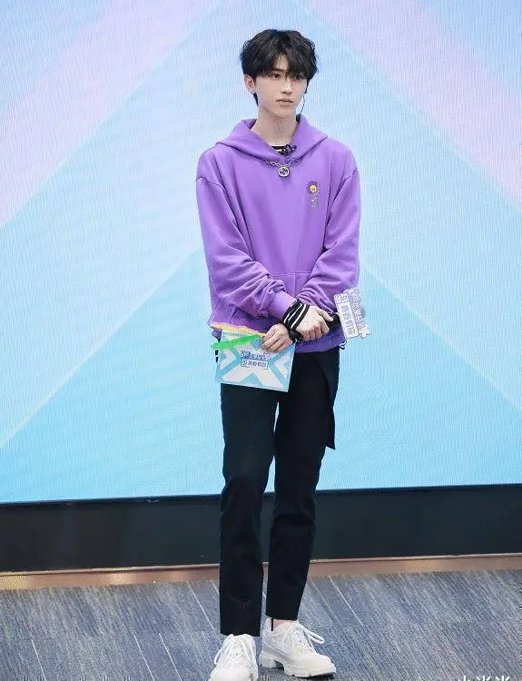 蔡徐坤的腿到底有多细当站在女团c位这腿有哪个女生不羡慕