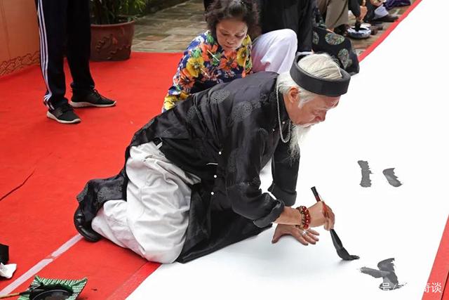 越南书法家写巨幅书法,这8个汉字,体现了中国文化的魅力