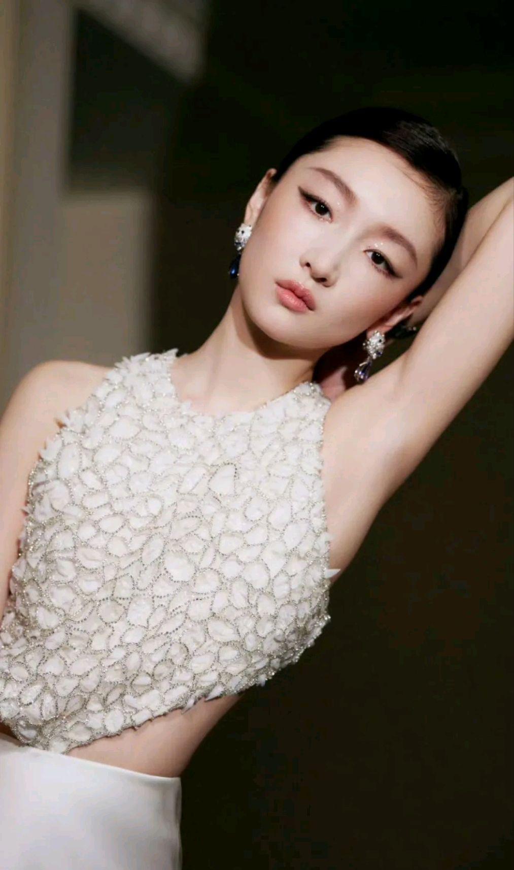 周冬雨:娱乐圈独树一帜的多面达人 周冬雨以其出色的演技和独特的个性