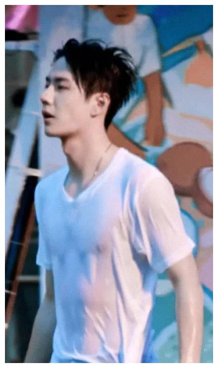 王一博《有翡》洗浴路透曝光,身材被吐槽像"小鸡仔"