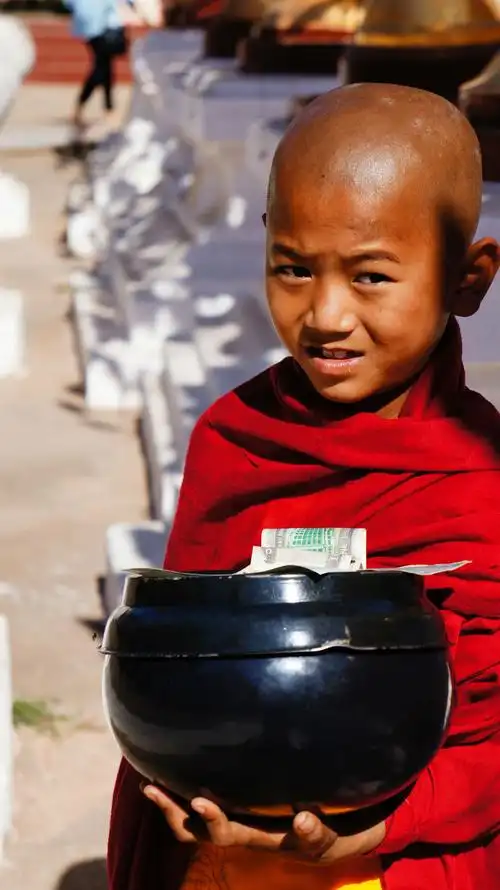 最腼腆的化缘小和尚