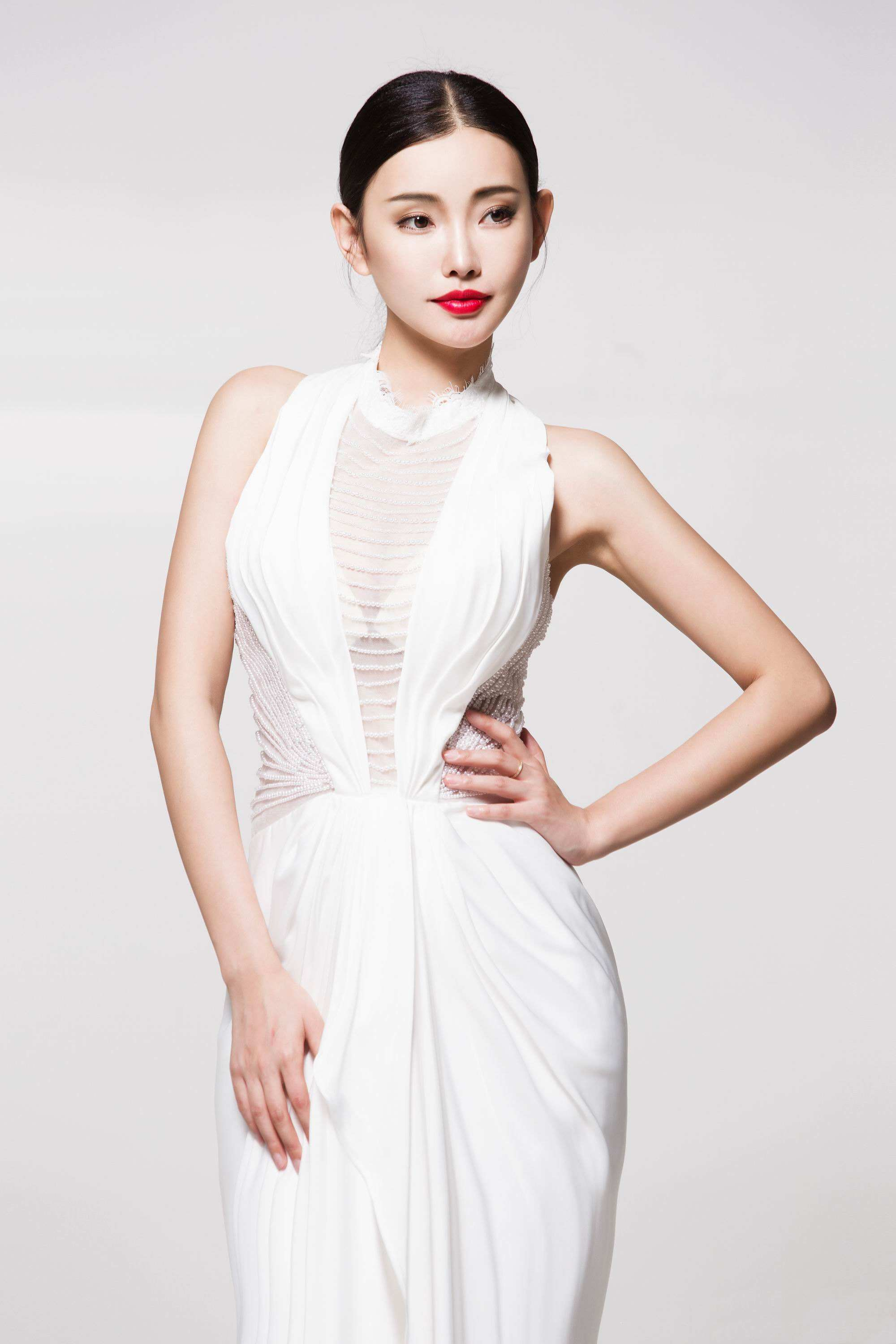 被王晶发掘时才读大二拍3部电影狂捞26亿今成最美晶女郎