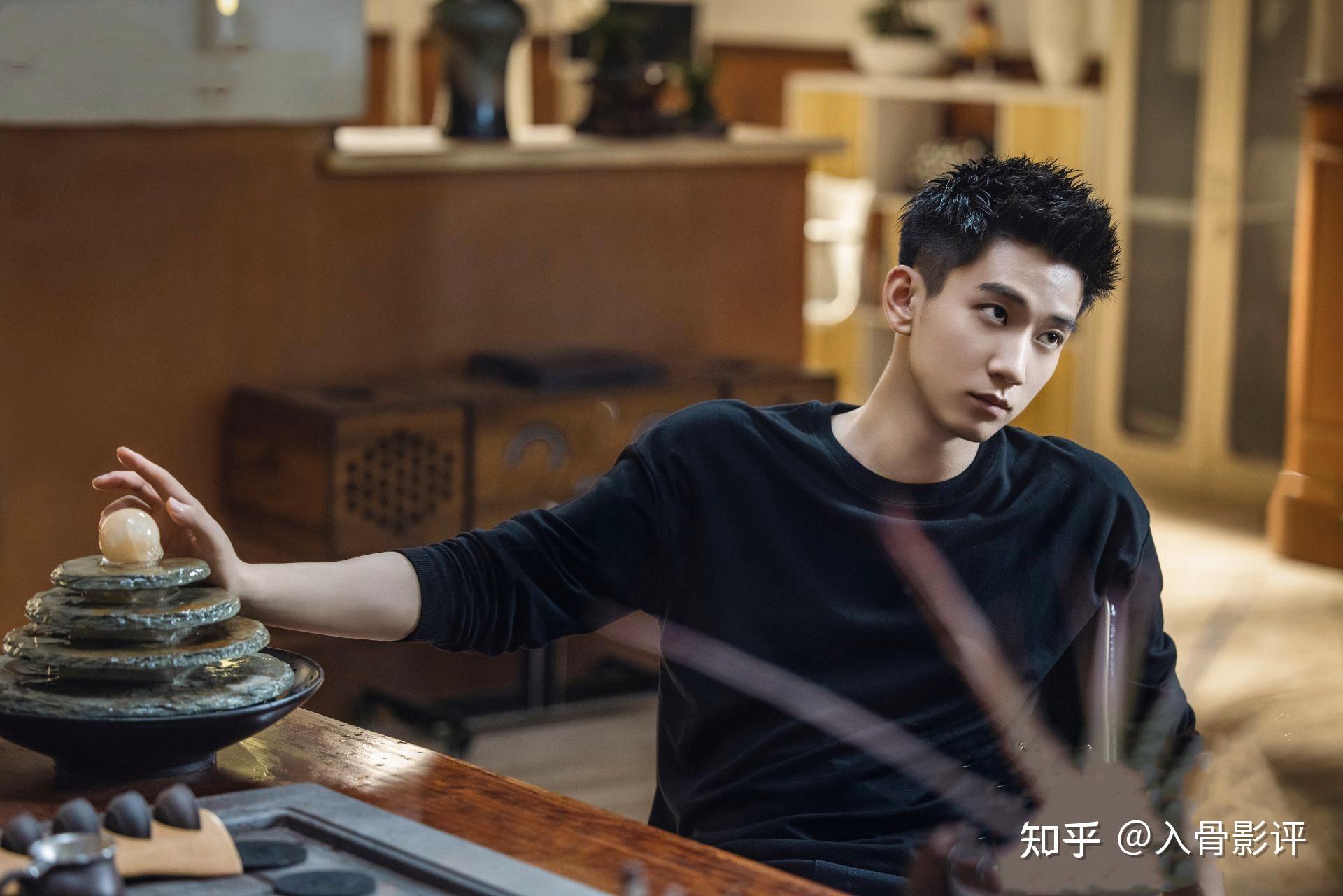 王子奇饰演的楚一寒是一位非常优秀的警员,他能力很强,而且善于观察