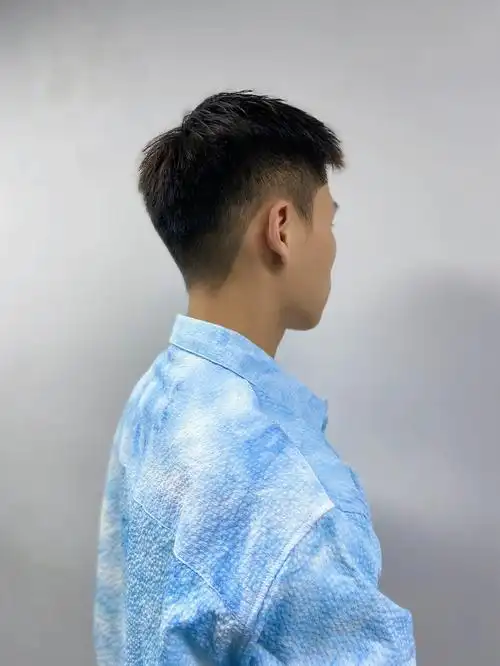 清爽短发大全  #男生短发 #夏天发型  后脑勺修出自然弧度,两侧长短