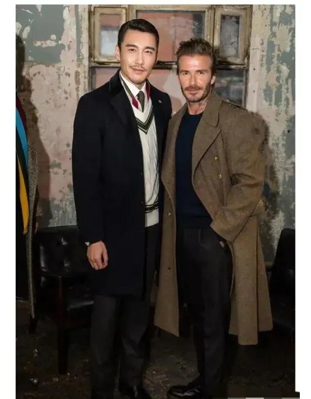 胡兵与贝克汉姆同框合影,穿搭时髦有气场,尽显成熟男性的时尚魅力,真