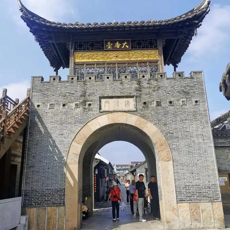黄桥镇,位于江苏泰兴市,是个有千年历史的古镇.记得小学 - 抖音