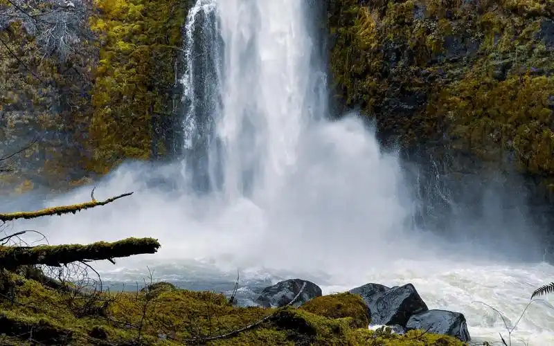 欣赏大自然中的优美瀑布风光美景,风景-回车桌面