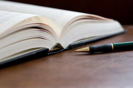 脊柱的书和笔图片