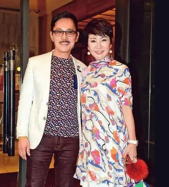 69岁狄波拉穿粉外套擅长血拼小11岁老公成跟班比谢贤温柔