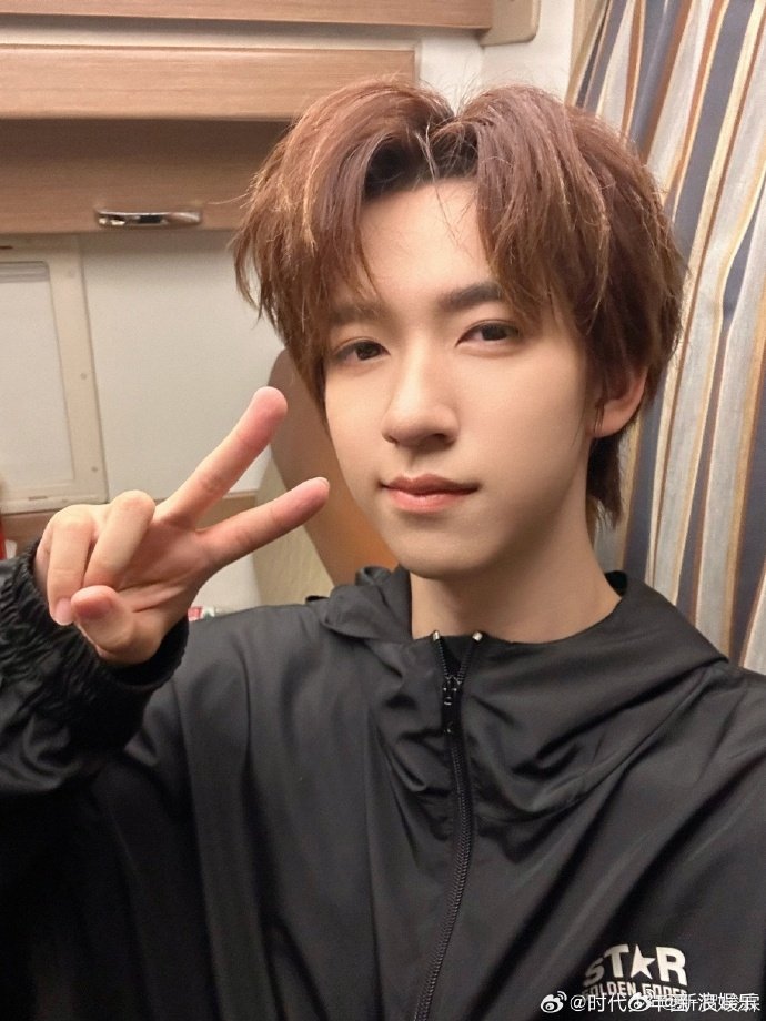 郝蕾表演课不招收纯素人##登陆计划fanclub声明##贺峻霖20岁生日自拍