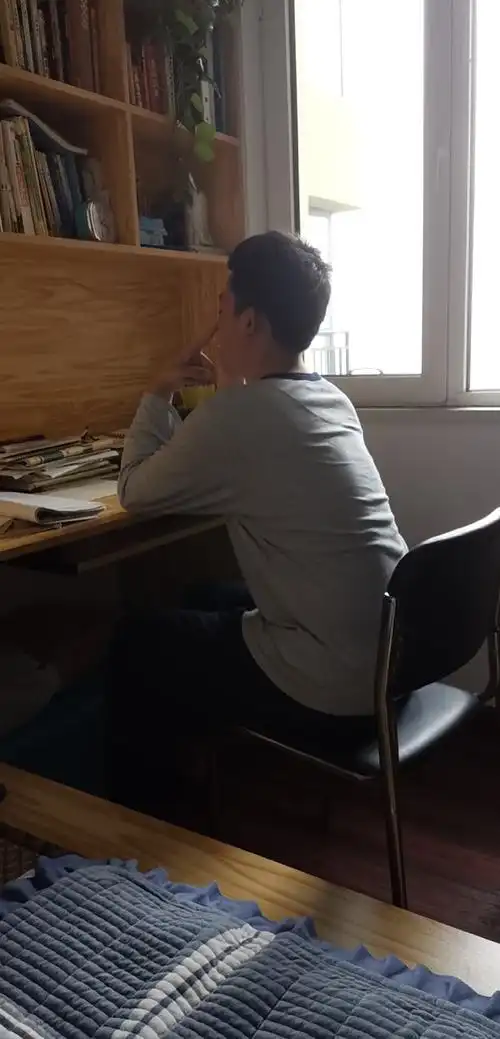 从背影看,这小伙没胖