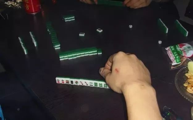 只要那个地方能打麻将 02 连江人从麻将里学到的真理 幺鸡,八筒 该冲