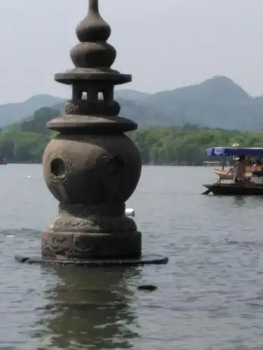 终于到六十周岁旅游杭州,第一站:雷峰塔,因白蛇传闻名天下.