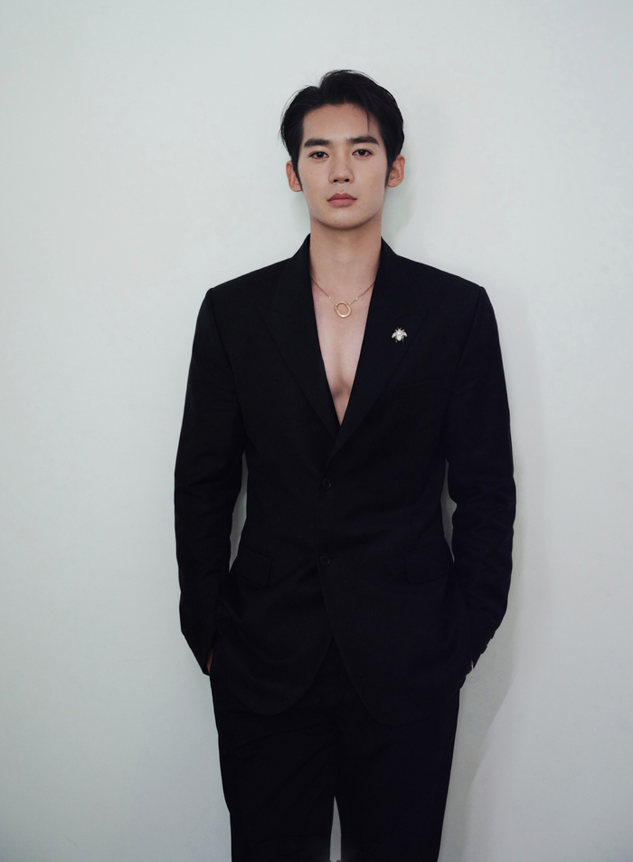 于适一袭黑色西装彰显质感格调造型写真中目光深邃沉静