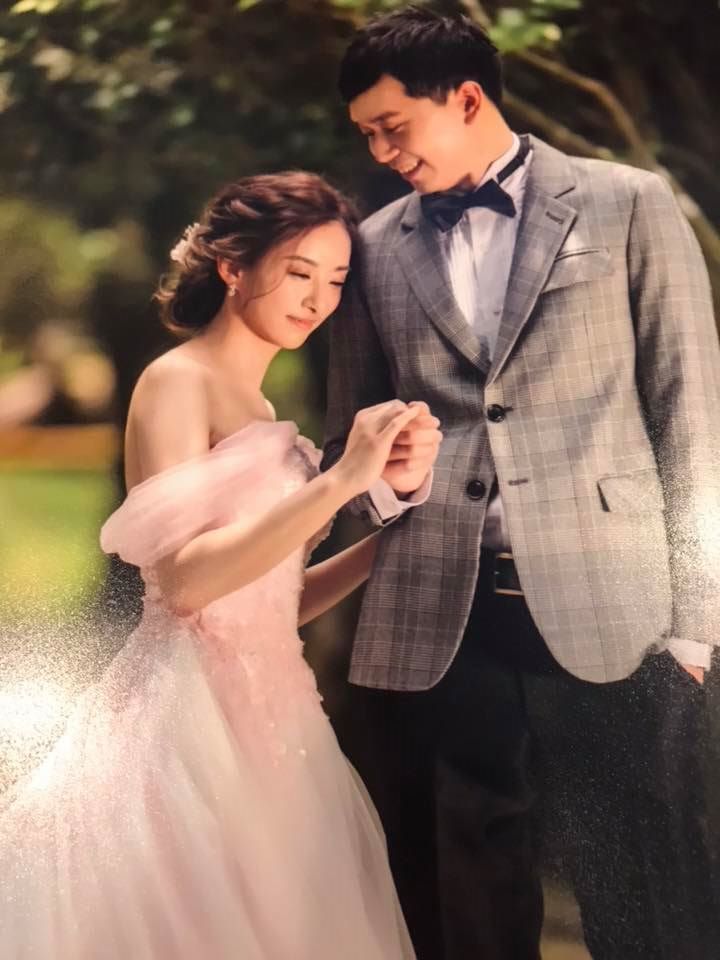 还特地跑到法国拍婚纱 超美的! 阿本也说你们的婚宴料理最好吃的!