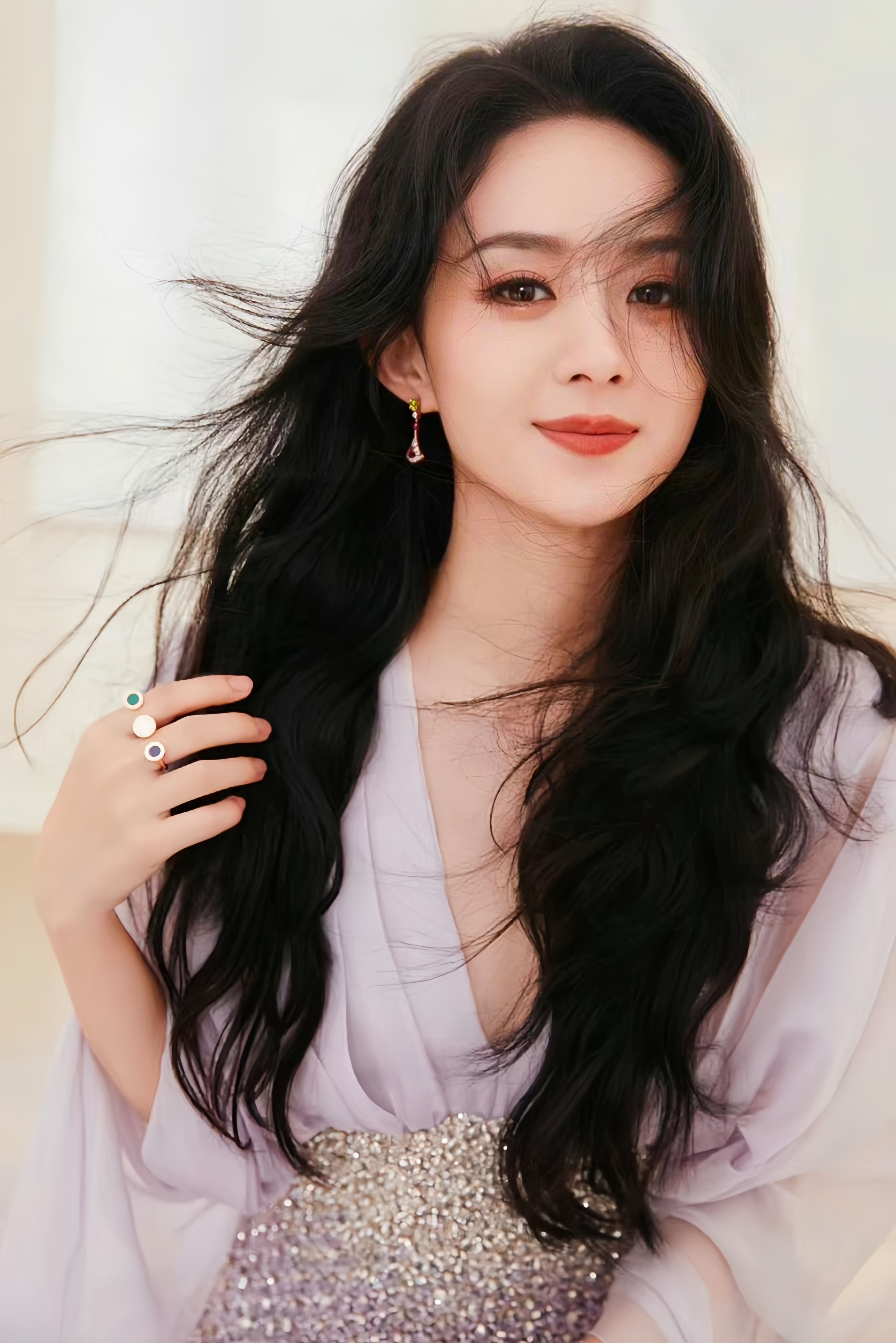 长发飘飘的赵丽颖 还是如当初花千骨那样仙气飘飘的 #赵丽颖# #明星穿