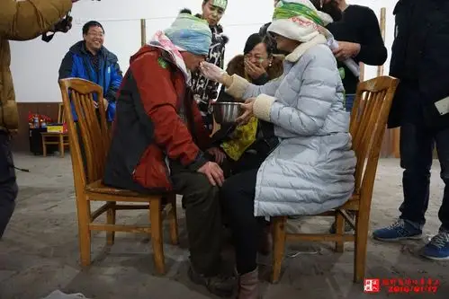 第一桌二号签登场,由仔仔吃,田田喂,惜缘指挥官!