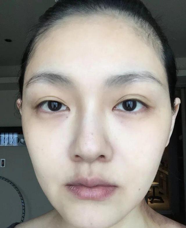 大s经常晒出自己的素颜照,说实话,比起普通人来说状态还算可以的,但是