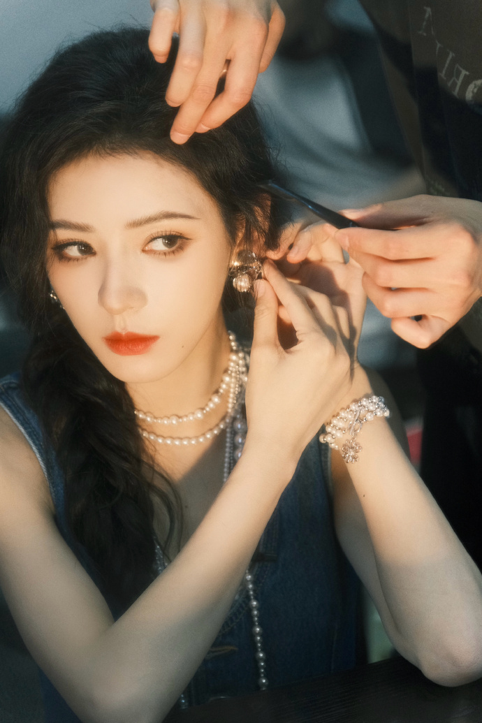 叠戴#复古美少女@张予曦上线~ 深蓝牛仔服搭配珍珠项链,侧边编发绝美!