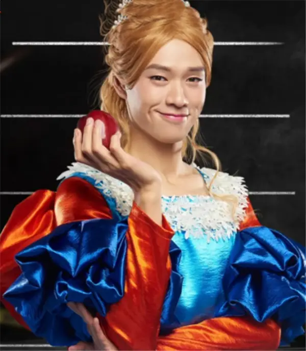 《明星大侦探》这个节目中也有过反串的打扮,而且就是cos了白雪公主