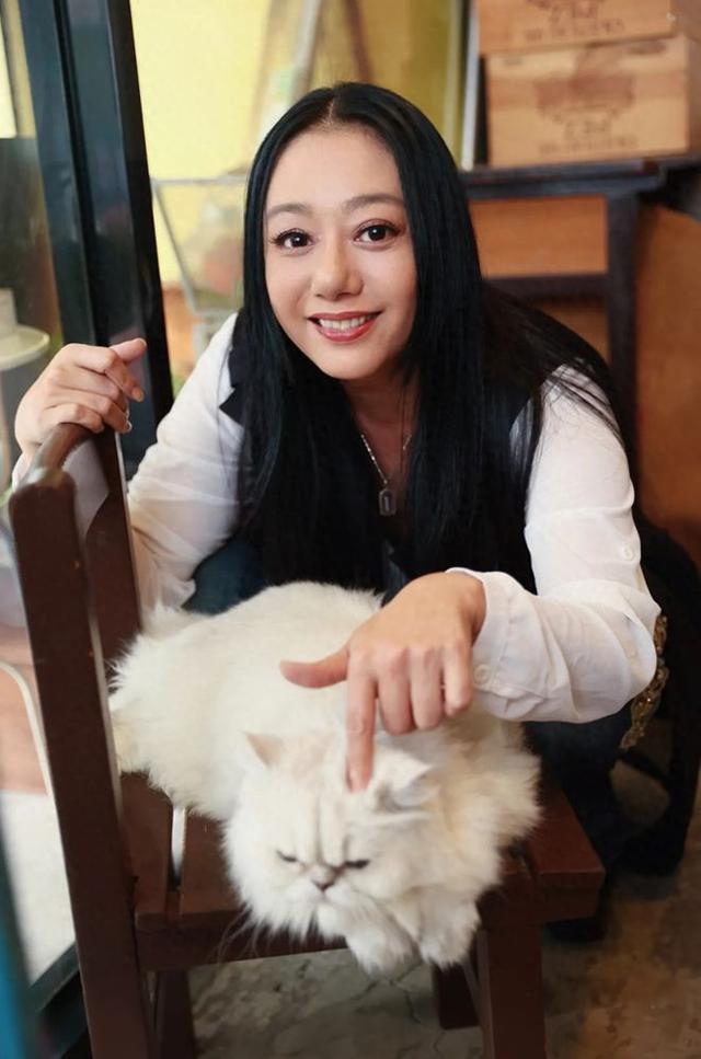 1998年,高慧君与天王张学友联手演绎《你最珍贵》,让她名声大噪.