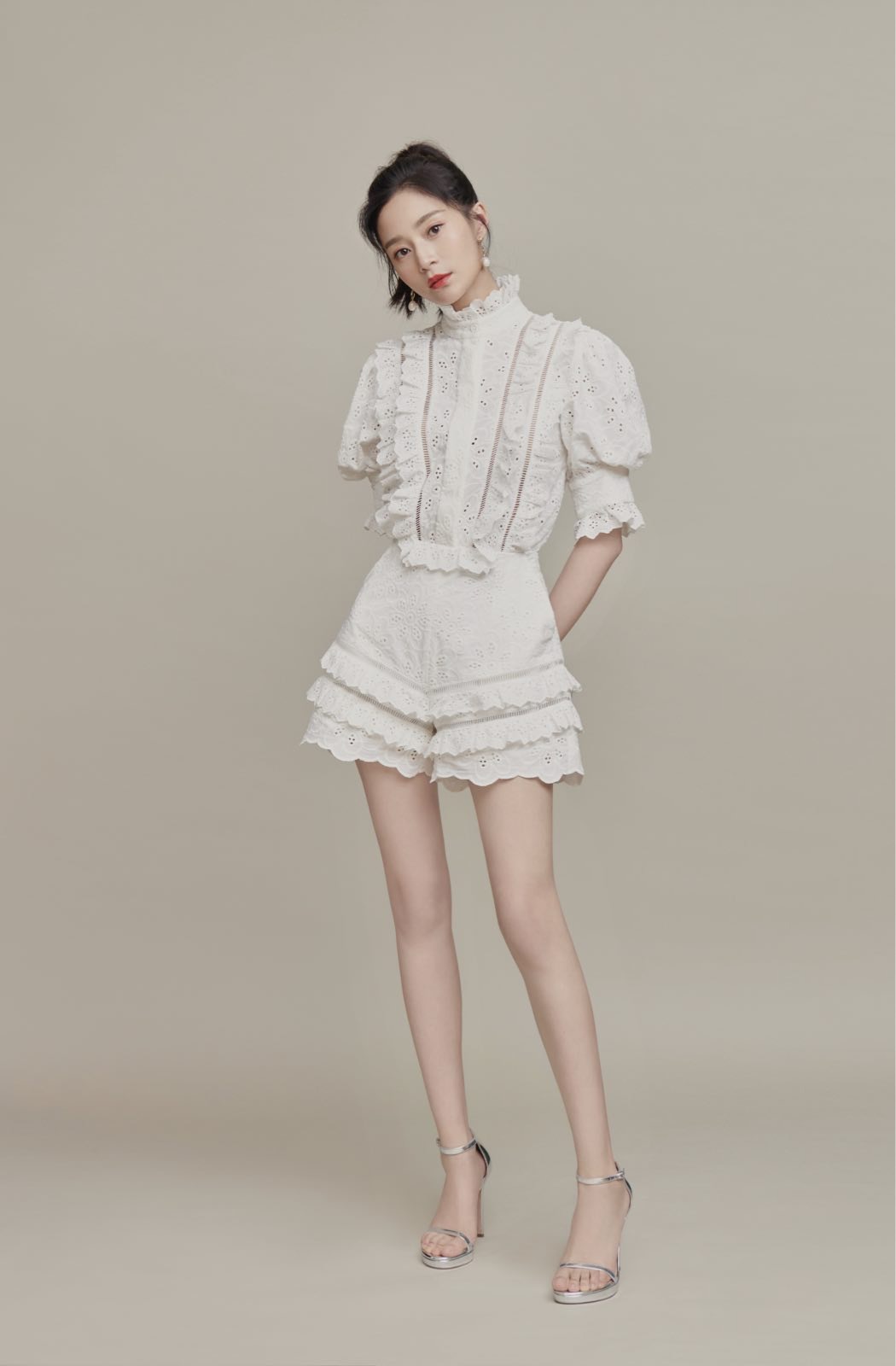 王媛可秀神仙美腿获赞行走的腿精