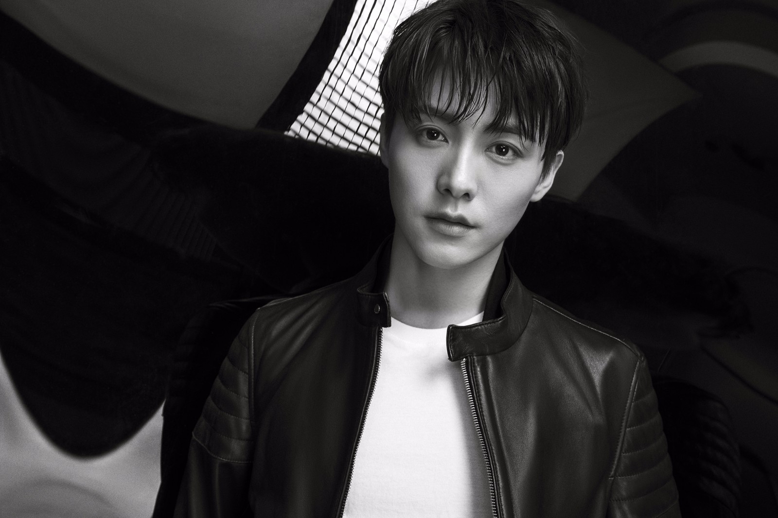 马天宇黑白大片 湿发皮衣展现"英雄本色"