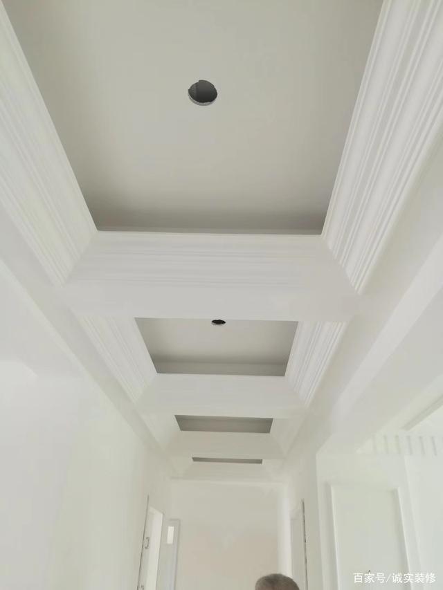 室内装修吊顶,灯槽边用石膏线修饰效果好