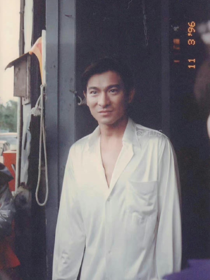 刘德华旧照!当时他35岁,风华正茂的年纪!