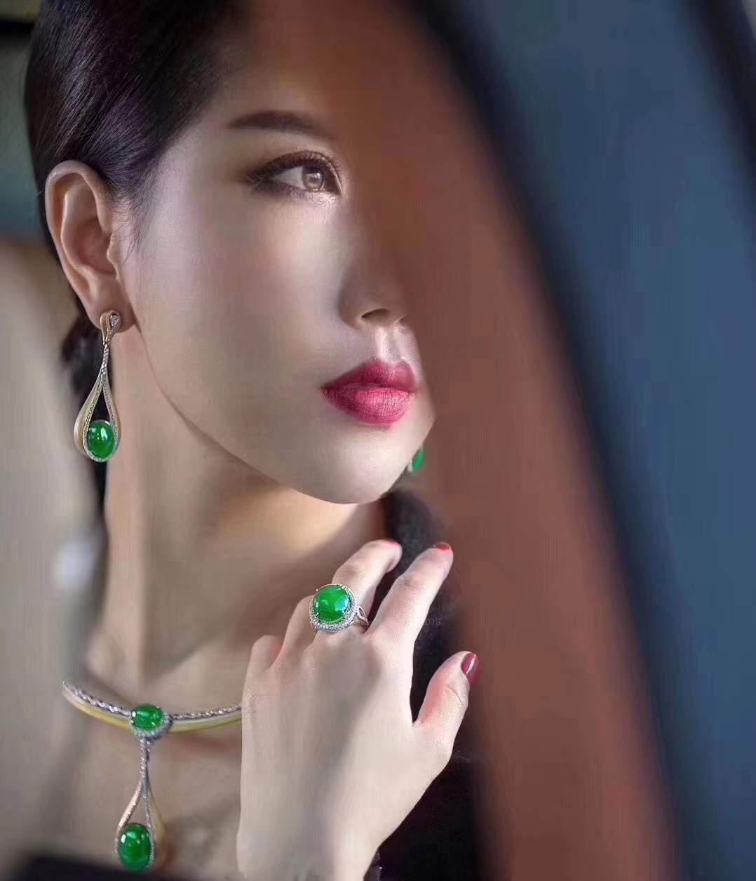 翡翠使女人举手投足之间流露丰韵与优雅