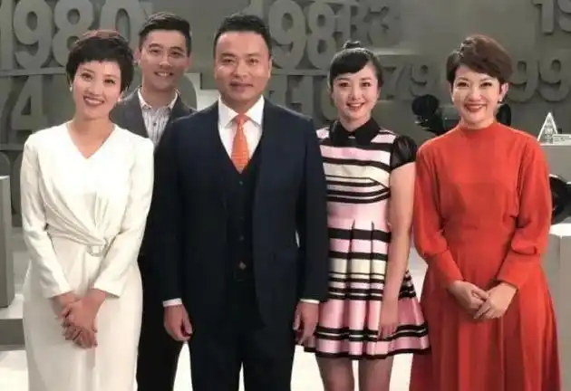 回顾郑天亮26岁嫁大6岁鲁健婚后分居15年现婚姻如何