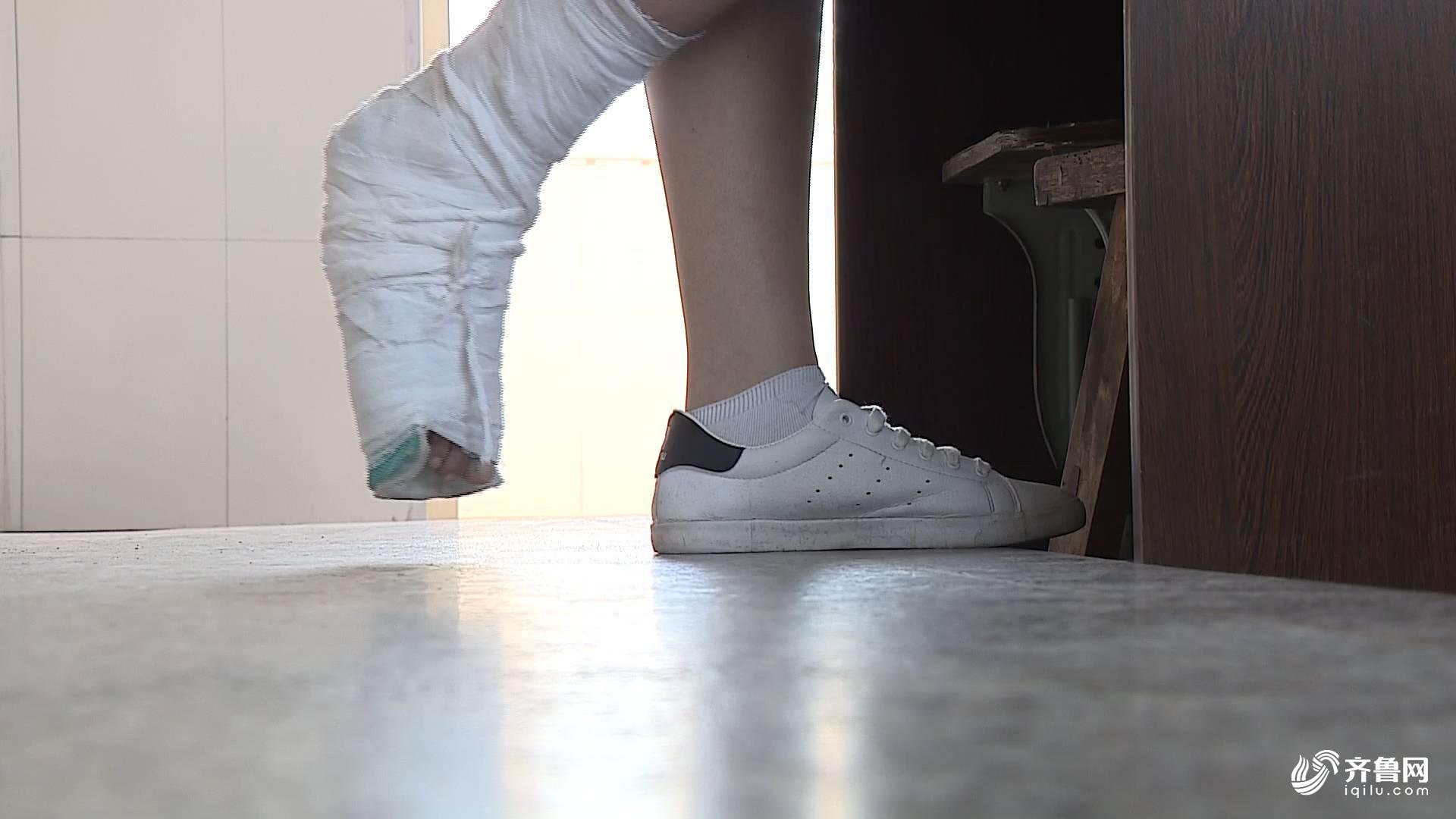 140秒丨女教师拄拐坚守三尺讲台:孩子们需要我,工作着并幸福着