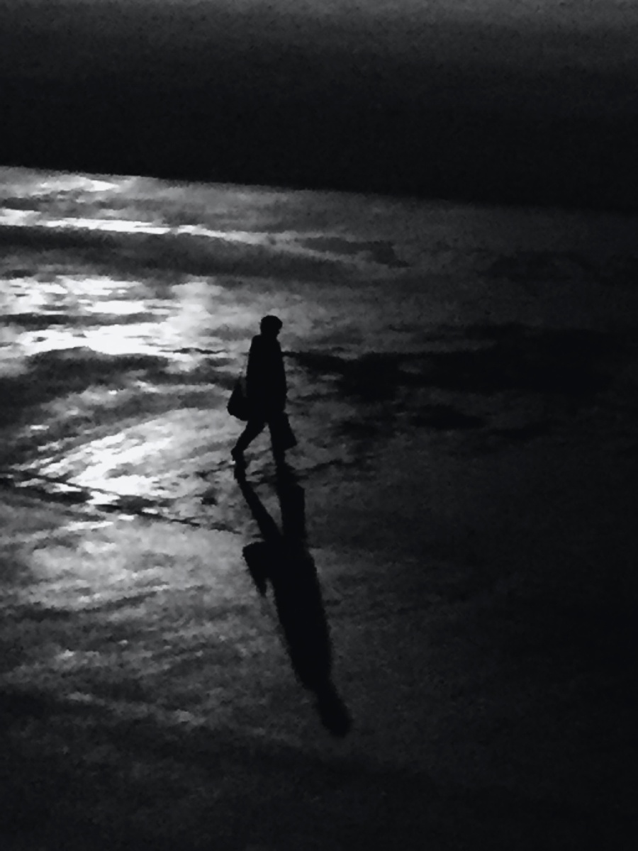 黑夜孤独的行走,享受那一丝可有可无的光明
