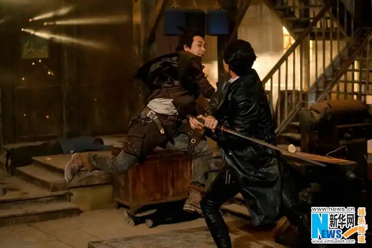 纹身西部纵横剧组开放媒体探班赵文卓饰演纹身师