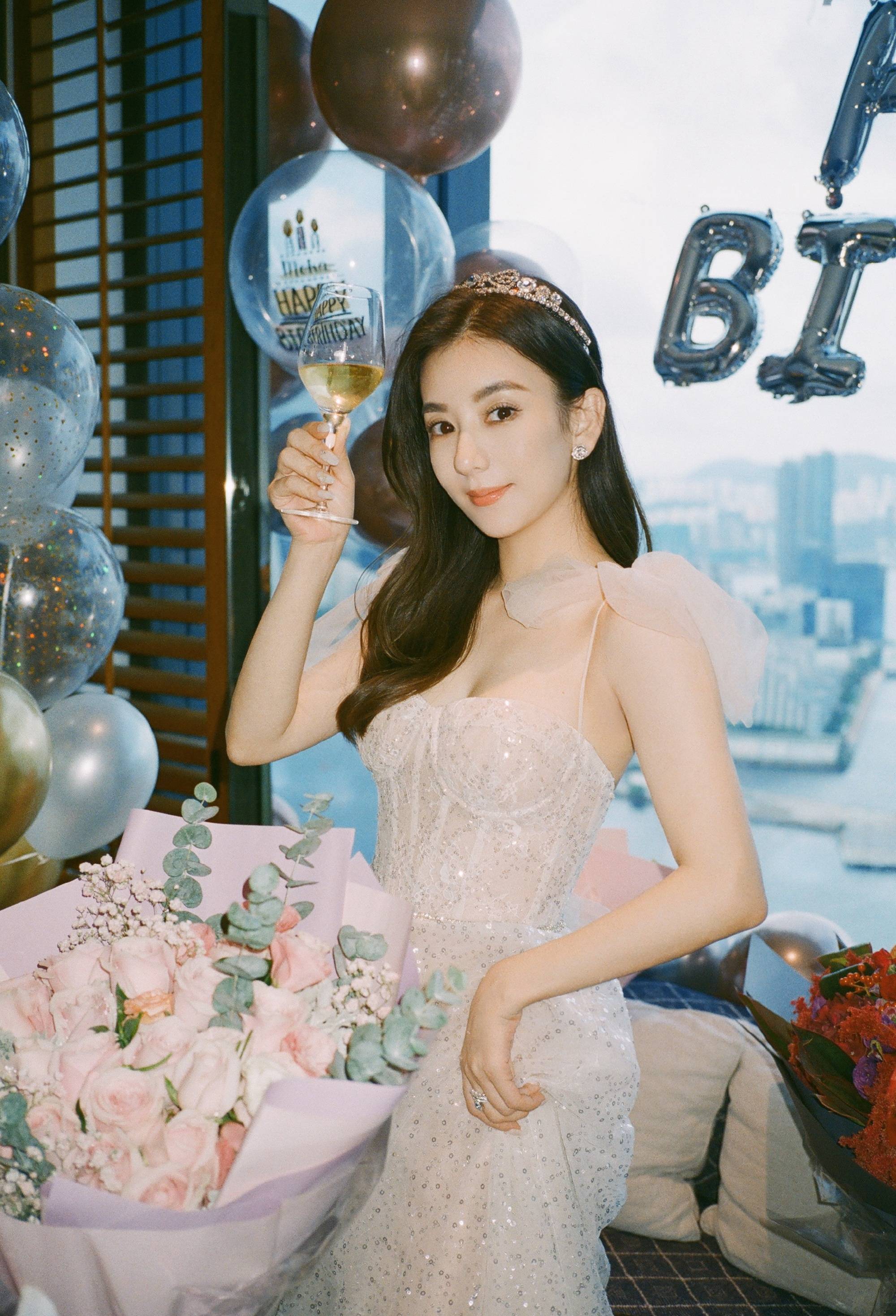 "天王嫂"郭富城爱妻方媛晒8月份生日照,网友:女神真的好漂亮_照片_几