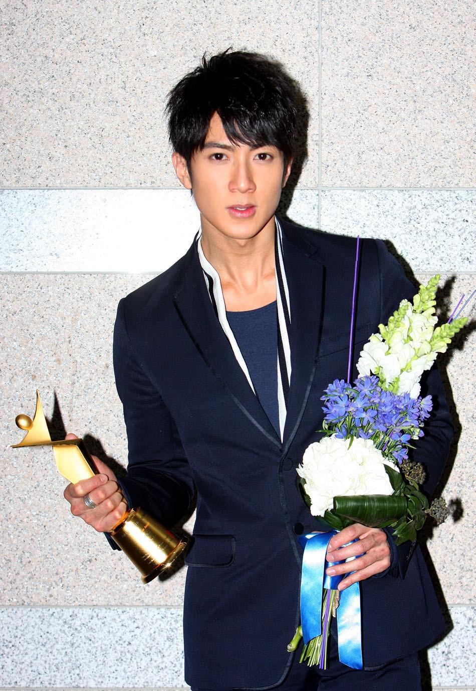 吴尊,终究为自己的"撒谎成性"付出了代价_单身_身材_文莱