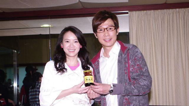 47岁曾宝仪与男友现身,心态极佳大秀恩爱,对男友卖萌耍宝太可爱