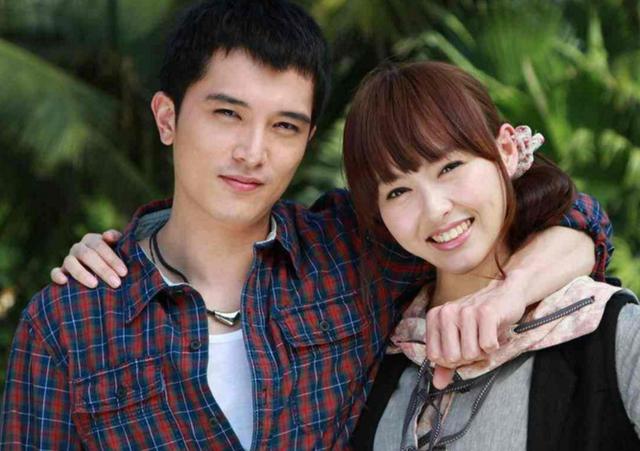 2018年10月28日,唐嫣,罗晋在微博上官宣二人正式领证,结为夫妻.