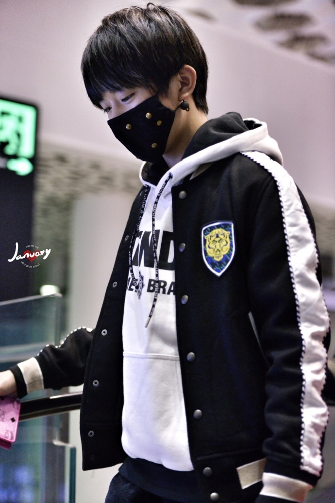 易烊千玺超话  2015 /0228 /150228  深圳飞长沙  笑起来的眼睛  #易