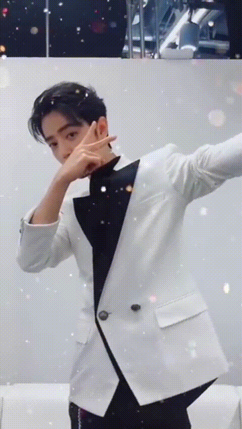 肖战工作室更新,一键换装甜到爆表,挑眉太撩!粉丝:太瘦多吃点