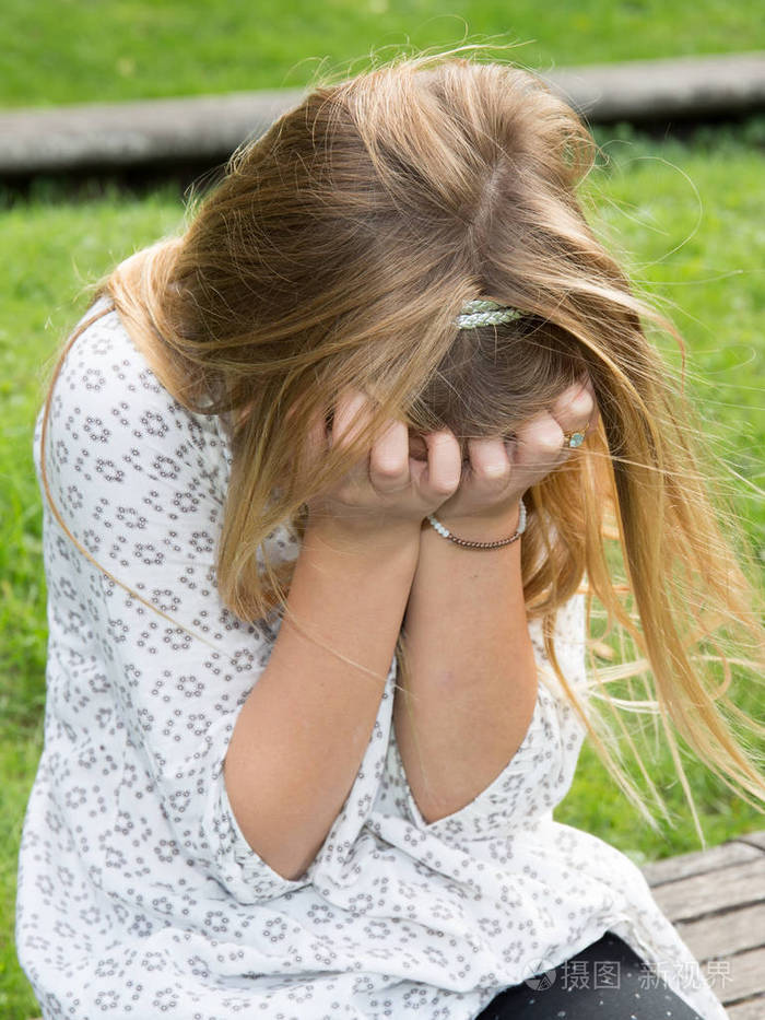 伤心的金发女孩哭感到伤心与不安