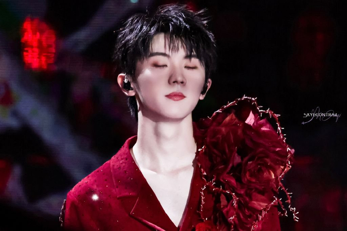 马嘉祺这组红衣造型好惊艳,带刺的红玫瑰,绝美|马嘉祺|红玫瑰|彩虹