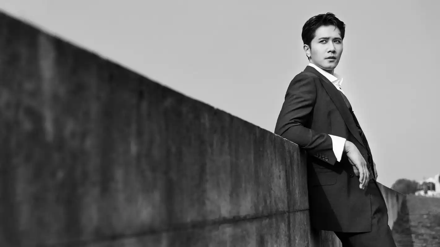 演员彭冠英,在影视剧中多次饰演霸道总裁,来看穿西装的帅哥